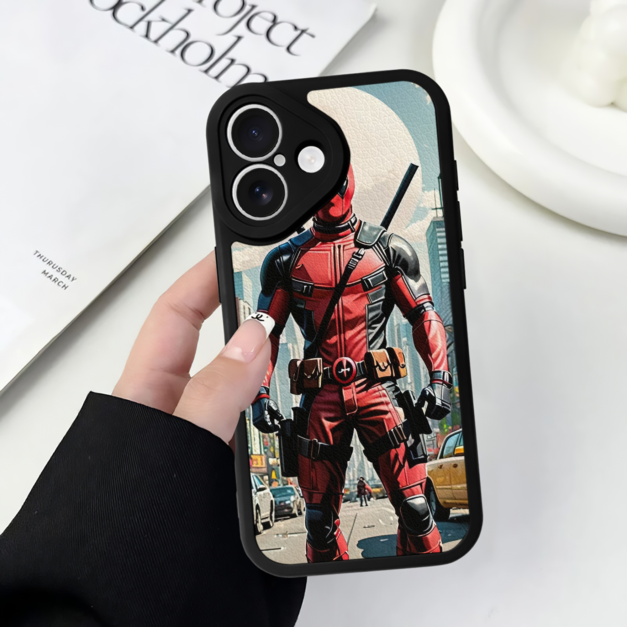 （画像用） Deadpool デッドプール 【iPhone 16シリーズ対応】シリコンスマホケース（レザー調） 材質：シリコン